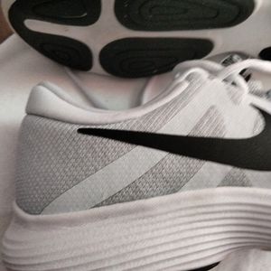 Nike Revolution 4 Sneakers size 9